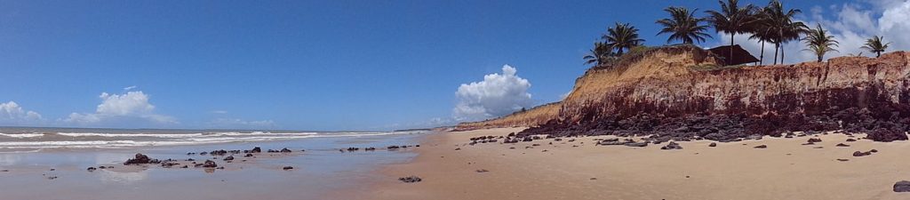 Panorâmica da praia de Costa Dourada em Mucuri - BA