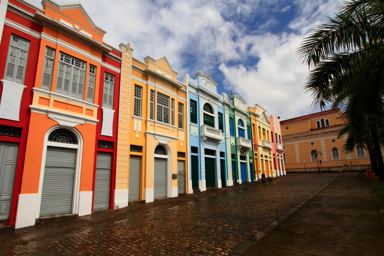 Rua de João Pessoa com a presença marcante das cores na decoração das casas