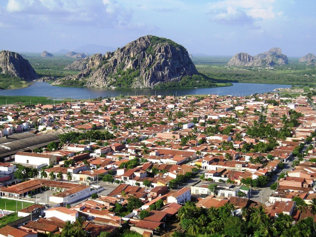 Lago dos Monólitos com vista da Pedra do Cruzeiro