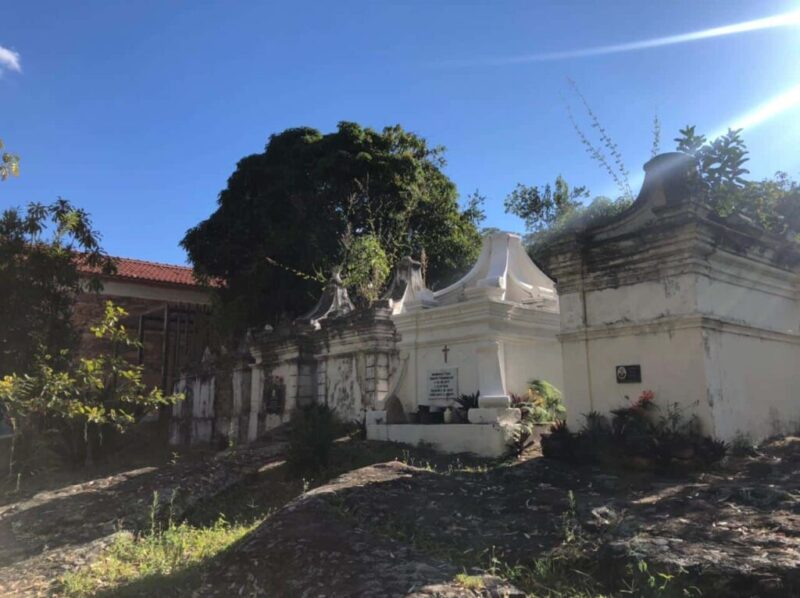 Igualmente a beleza do Cemitério Bizantino - Lado direito da Igreja de Igatu