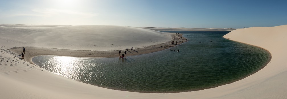 Em foto panorâmica, Lagoa Bonita, no Parque Nacional dos Lençóis Maranhenses